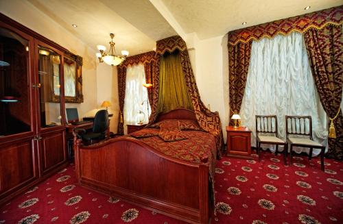 een slaapkamer met een hemelbed bij Boutique Hotel Monte Kristo in Rīga