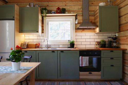 Kitchen o kitchenette sa Brännskär Cottages & Glamping