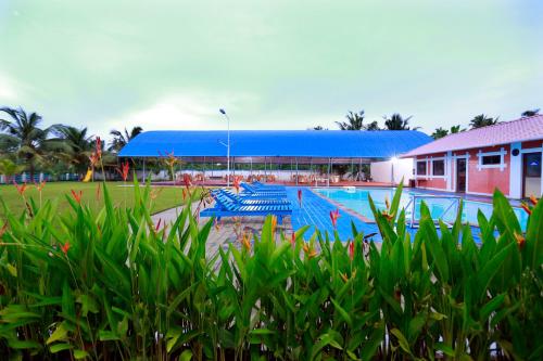 een zwembad voor een gebouw bij Blue Waters Cherai in Cherai Beach