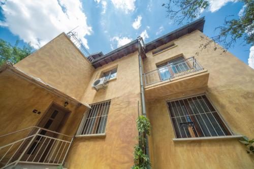 un bâtiment avec des fenêtres à barreaux sur son côté dans l'établissement Peter Pan House, à Sofia