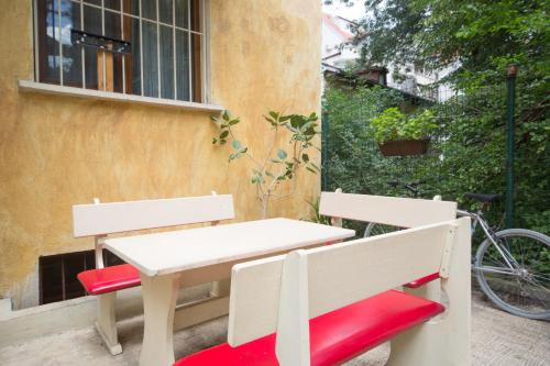 une table et deux chaises assises à côté d'un bâtiment dans l'établissement Peter Pan House, à Sofia