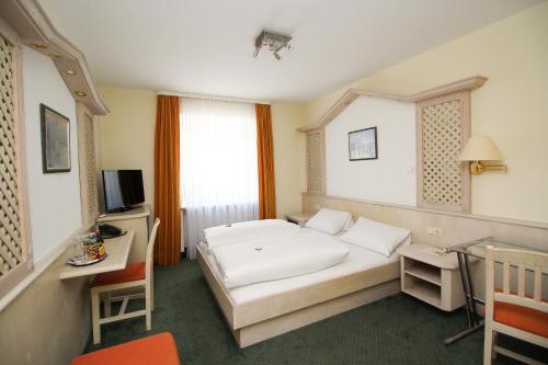 Tempat tidur dalam kamar di Hotel Leopold