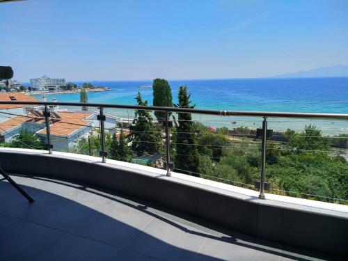 balcone con vista sull'oceano di Blue4Aqua Apartments a Kavala