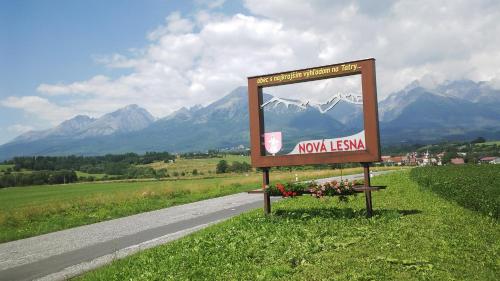 znak po stronie drogi z górami w tle w obiekcie Sifra 276 w Nowej Leśnej