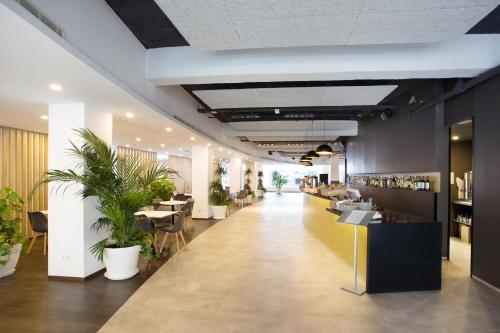 Um restaurante ou outro lugar para comer em Planet Hotels ONE