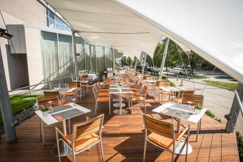 eine Reihe von Tischen und Stühlen auf einer Terrasse in der Unterkunft Quality Hotel Brno Exhibition Centre in Brünn