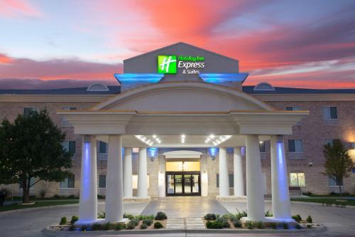 un edificio con un gazebo di fronte di Holiday Inn Express & Suites Amarillo, an IHG Hotel ad Amarillo