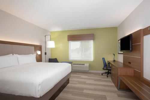 una camera d'albergo con letto e TV di Holiday Inn Express & Suites Amarillo, an IHG Hotel ad Amarillo