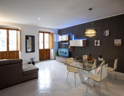 uma sala de estar com uma mesa e um sofá em La Casa nel Corso em Cagliari