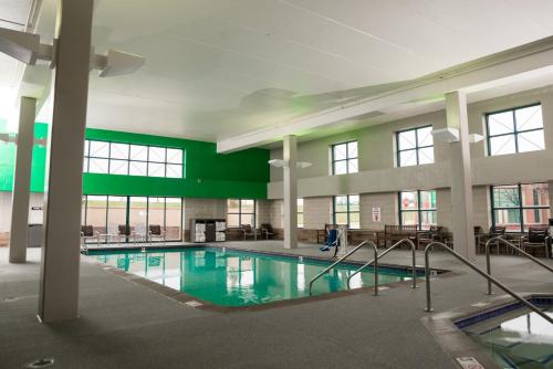 ein großer Pool in einem großen Gebäude in der Unterkunft Isle Casino Hotel Bettendorf in Bettendorf