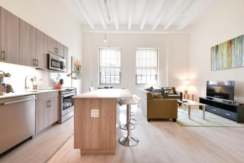 Dapur atau dapur kecil di Global Luxury Suites Downtown Boston