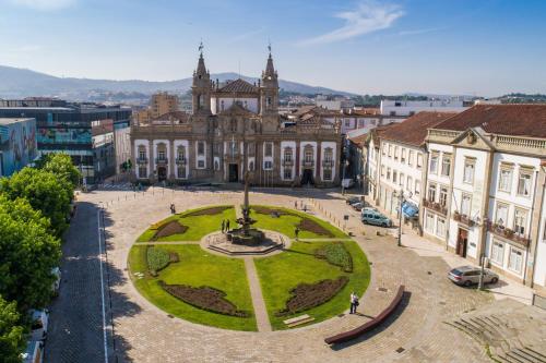 un grande edificio con una fontana nel mezzo di una città di Vila Gale Collection Braga a Braga