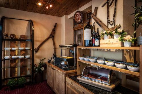 A kitchen or kitchenette at Hotel Astoria