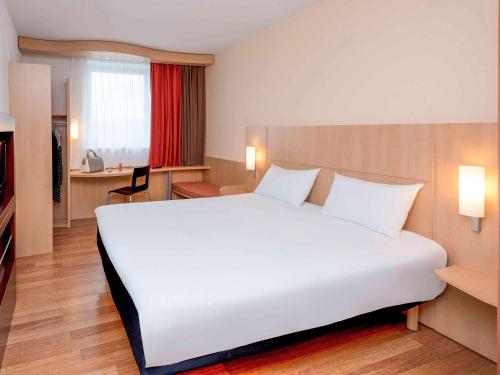 Una cama o camas en una habitación de ibis Esch Belval