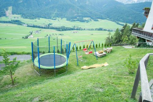 Un paio di calpestatori su una collina erbosa di Wegscheiderhof a Dobbiaco