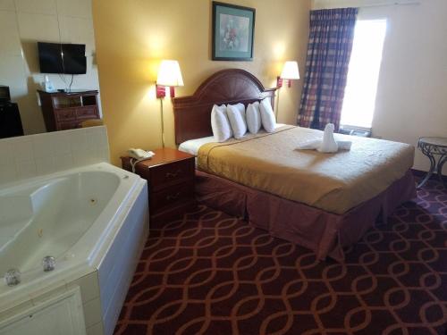 מיטה או מיטות בחדר ב-Americas Best Value Inn Evansville East