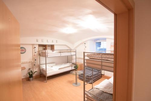 een kamer met 2 stapelbedden en een spiegel bij The Maze Apartment in Ljubljana