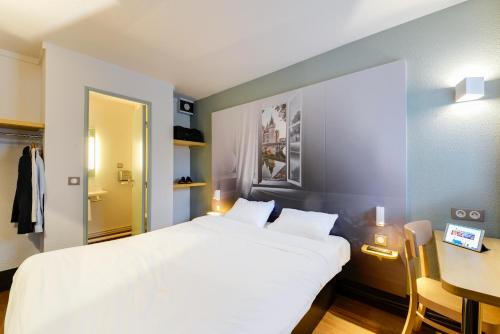 Cama ou camas em um quarto em B&B HOTEL Nantes Parc Expos La Beaujoire