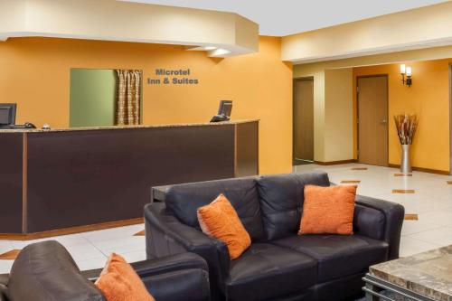 Ruang duduk di Microtel by Wyndham South Bend Notre Dame University