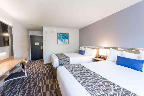 Tempat tidur dalam kamar di Microtel Inn & Suites by Wyndham Ocean City