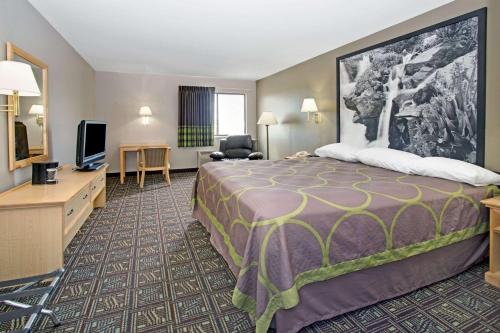 Tempat tidur dalam kamar di Super 8 by Wyndham Fort Collins