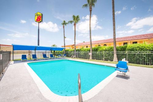 Piscina de la sau aproape de Super 8 by Wyndham Harlingen TX