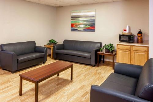 Seating area sa Days Inn by Wyndham Portage