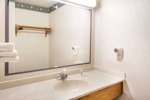 Un baño de Super 8 by Wyndham Richfield Cleveland