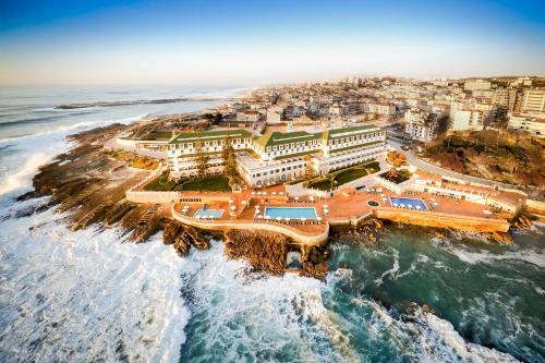 - une vue aérienne sur un complexe de la côte dans l'établissement Vila Gale Ericeira, à Ericeira