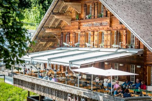 En restaurant eller et spisested på Gasthaus Brünig Kulm