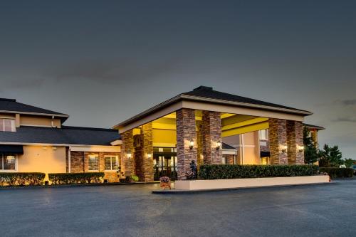 un edificio con un parcheggio di fronte di Wingfield Inn & Suites a Elizabethtown