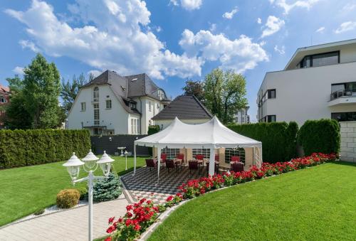 Сад в Hotel Villa am Waldschlösschen