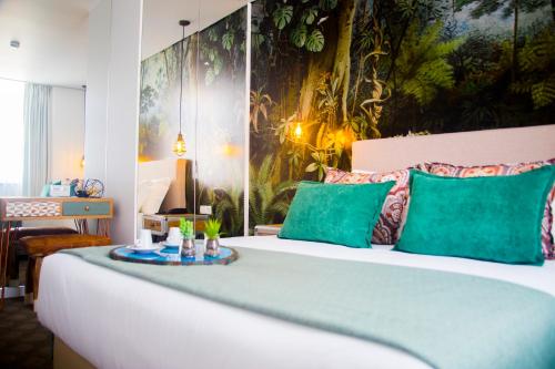 - une chambre avec un grand lit et des oreillers verts dans l'établissement Thomar Boutique Hotel, à Tomar