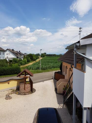 - une vue depuis le balcon d'une maison avec une route dans l'établissement Ferienwohnung an der Unditz, à Neuried