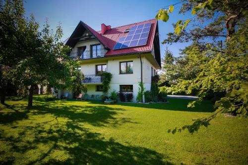 una casa con muchos paneles solares en su techo en Villa Aviator, en Jaworze