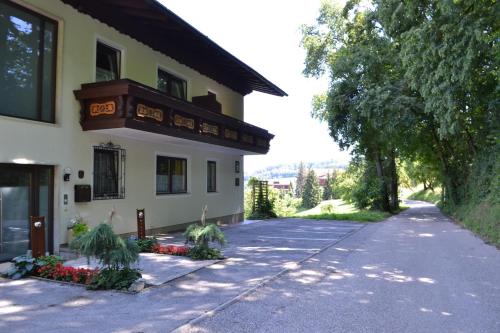 una casa con una entrada que conduce a ella en Gästehaus Pfisterer, en Bad Schallerbach