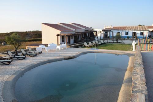 The swimming pool at or close to Barranco da Fonte