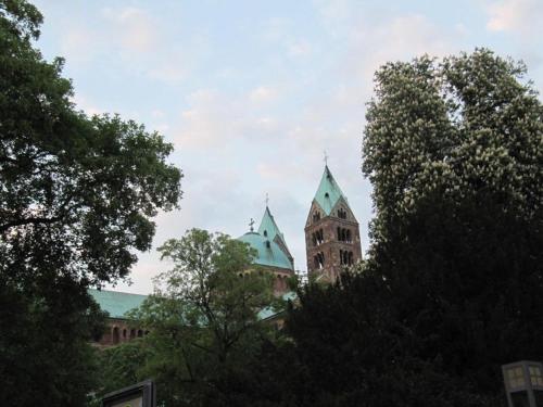 un edificio con dos torres con árboles en el primer plano en Zwischen-Rhein-und-Reben, zentral, barrierefrei, en Speyer