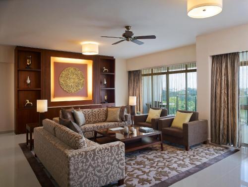 Uma área de estar em Shangri-La Serviced Apartments, Yangon