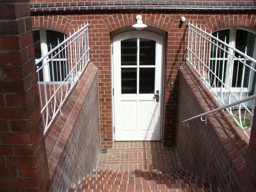 a white door on the side of a brick building at Ferienwohnung Riedner in Lüneburg