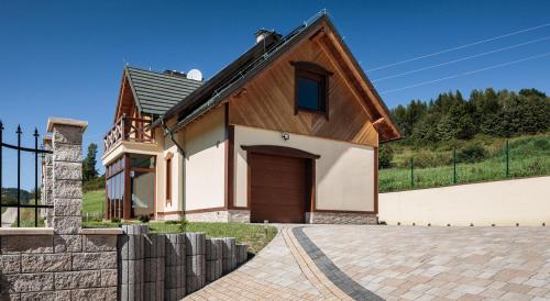 una casa di colore marrone e bianco di Dom Na Stoku - Hillside Cottage Eliza a Szczawnica