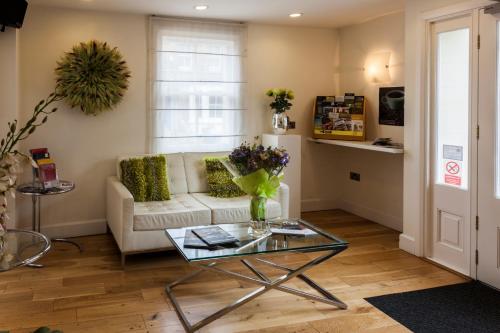 sala de estar con sofá blanco y mesa de cristal en Ethos Hotel, en Oxford