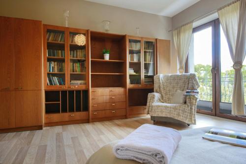 Habitación con cama, silla y ventana en Villa Aviator, en Jaworze