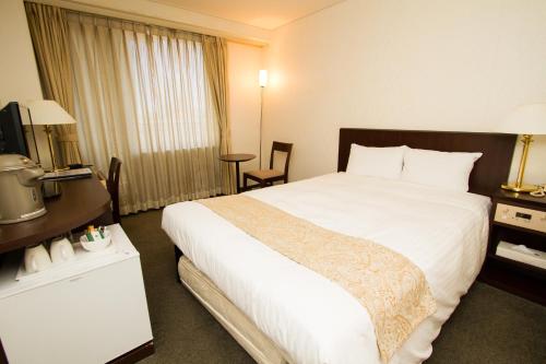 Hotel Yokohama Camelot Japan房間的床