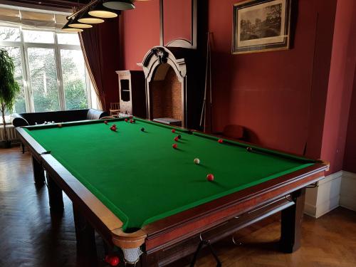 Billiards table sa Château Lambert Moulinsart Hotel, shuttle airport, long term parking, snooker, large terrasse, dinner, breakfast