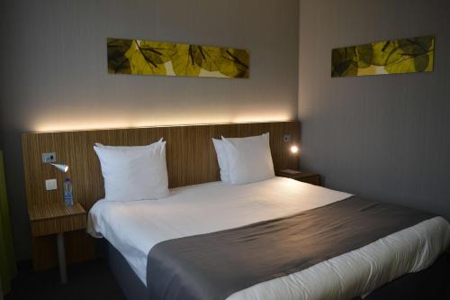 Een bed of bedden in een kamer bij BEST WESTERN Hotel Brussels South