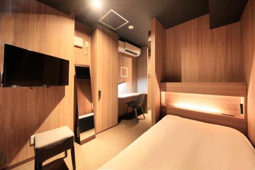 Tabist CapsuleHotel APODS Himeji Station tesisinde bir televizyon ve/veya eğlence merkezi