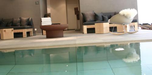 un vestíbulo con piscina y muebles en MONTAFONLodge, en Gaschurn