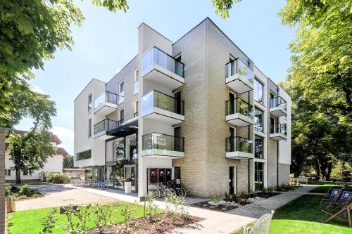 un edificio de apartamentos con balcones en un lateral en Hotel Testa, en Sopot