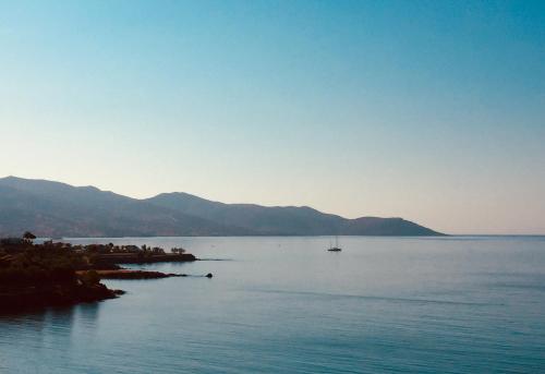 une grande étendue d'eau avec un bateau à l'intérieur dans l'établissement Seafront, à Karistos